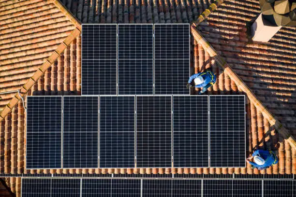 Panneaux solaires : pourquoi votre production chute d'année en année (usure normale ou problème) ?