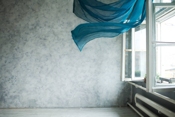 Maison mal isolée avec condensation et murs froids, signes d'une passoire thermique