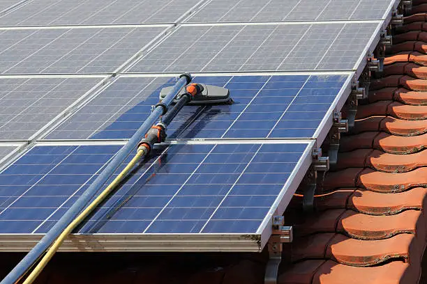 Panneaux solaires photovoltaïques sur une toiture avec suivi de production